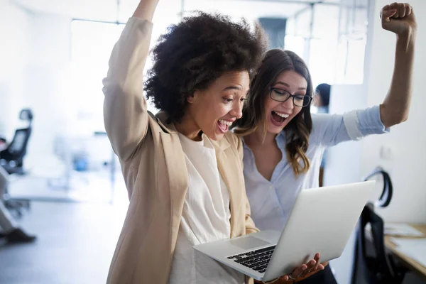 Gente Negocios Inteligente Feliz Celebrando Éxito Empresa —  Fotos de Stock