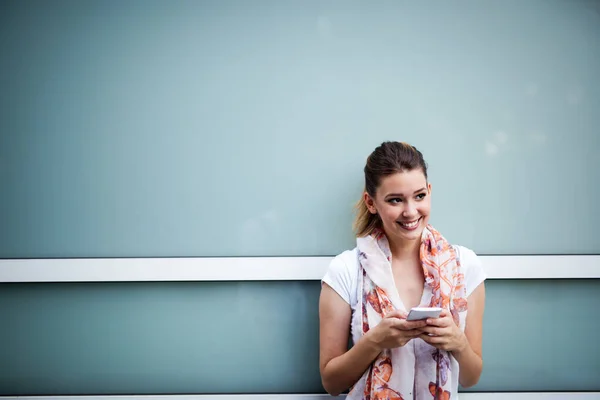 Portret Van Mooie Gelukkig Jonge Vrouw Die Lacht — Stockfoto