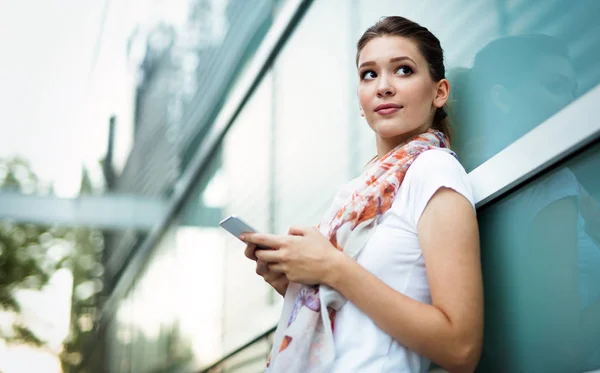 Mulher Bonita Usando Telefone Rua Rede Social Tecnologia Conceito Vida — Fotografia de Stock