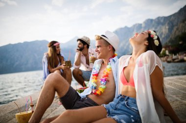 Bir grup arkadaş sahilde eğleniyor ve eğleniyorlar. Yaz, tatil, müzik, insan kavramı