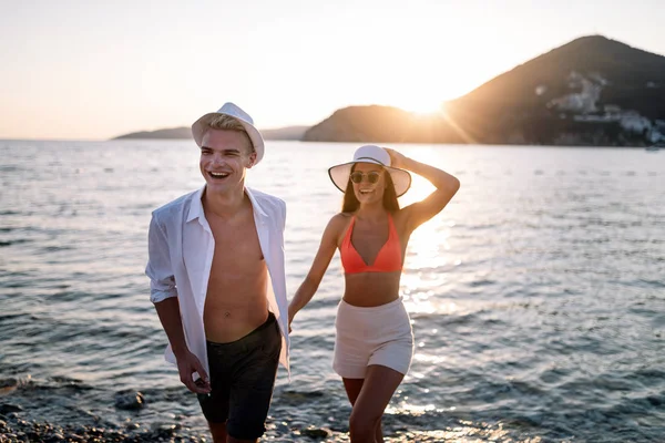 Par Stranden Vid Solnedgången Sommarsemester Vackra Unga Människor Kärlek Promenader — Stockfoto