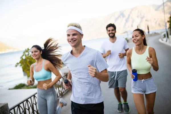 Utomhus Porträtt Grupp Vänner Kör Och Jogging Seaside — Stockfoto