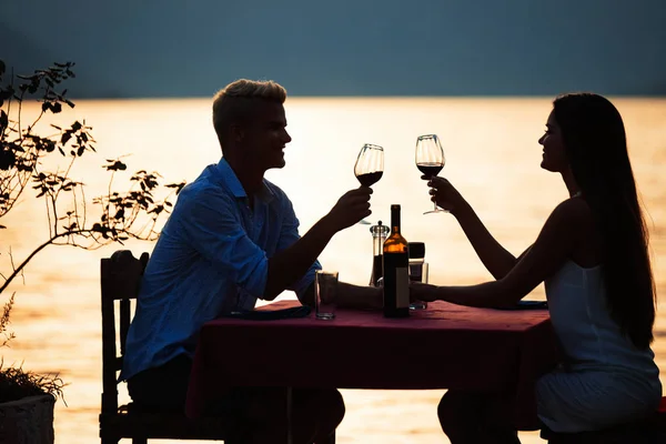 Feliz Pareja Joven Noche Verano Teniendo Una Cena Romántica Aire — Foto de Stock