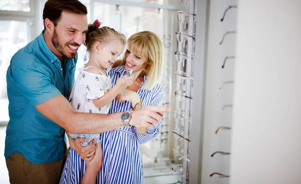 Padres Felices Eligiendo Marco Gafas Con Hija Tienda Óptica —  Fotos de Stock