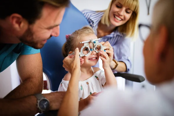 Glada Föräldrar Väljer Glasögonbåge Med Sin Dotter Optisk Butik — Stockfoto