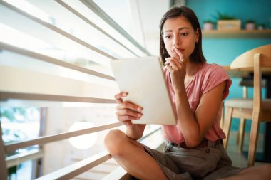 Çalışan, çalışan, çalışan, sörf yapan, dizüstü bilgisayarla alışveriş yapan mutlu bir kadın.