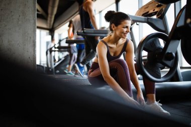 Spor salonundaki çekici, mutlu, formda kadın imajını kapat.