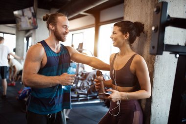 Formda olan insanlar spor yapıyor, spor yapıyor ve birlikte sağlıklı kalıyorlar.