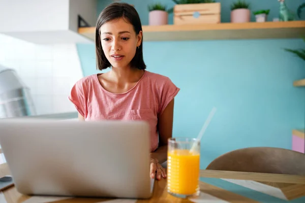 Mujer Ordenador Portátil Planificación Trabajo Pensamiento Freelancer Concepto Estudiante — Foto de Stock