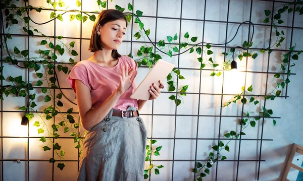 Retrato Una Hermosa Estudiante Mujer Negocios Smart Casual Usando Tableta — Foto de Stock