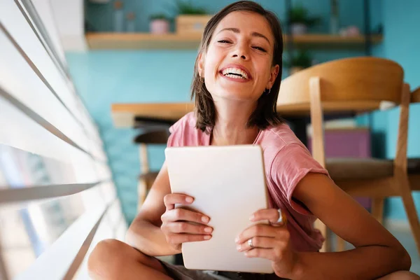 Atractiva Joven Feliz Mujer Alegre Disfrutando Tiempo Libertad —  Fotos de Stock