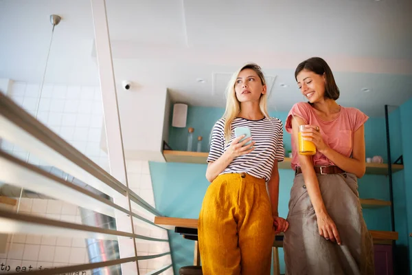 Hermosas Jóvenes Amigas Usando Teléfono Móvil Juntas Divirtiéndose —  Fotos de Stock