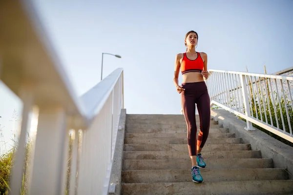 Porträt Einer Gesunden Fröhlichen Frau Die Nach Einem Lauf Einer — Stockfoto