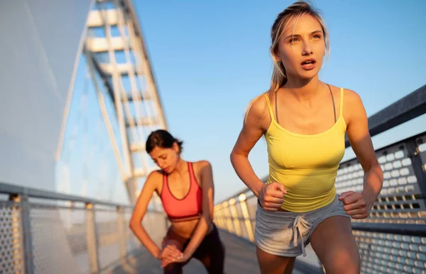 Piękne Dopasowane Kobiety Ćwiczące Mieście Bieganie Jogging Ćwiczenia Ludzie Koncepcja — Zdjęcie stockowe