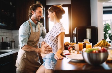 Güzel, mutlu, genç bir çift bebek bekliyor. Aile kavramı