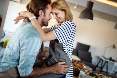 Mutfakta sevişen ve yemek hazırlayan spontane romantik çift.