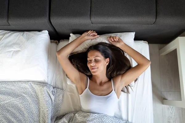 Χαλαρωμένη Όμορφη Νεαρή Ευτυχισμένη Γυναίκα Κοιμάται Στο Κρεβάτι Στο Σπίτι — Φωτογραφία Αρχείου