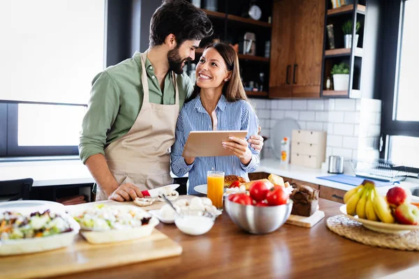 Belo Casal Jovem Cozinha Enquanto Cozinha — Fotografia de Stock