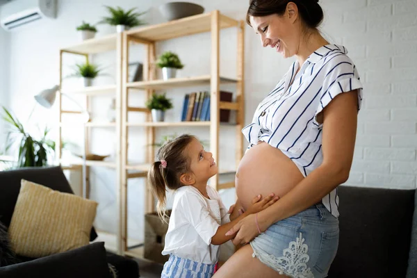 Ragazzina Felice Che Abbraccia Bella Pancia Della Madre Incinta — Foto Stock