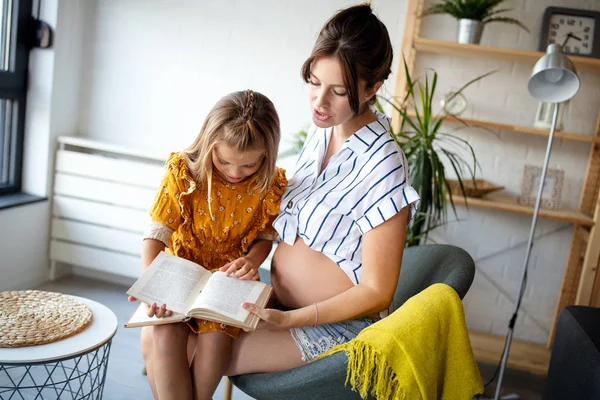 Portret Van Een Prachtige Zwangere Moeder Dochter Die Een Boek — Stockfoto