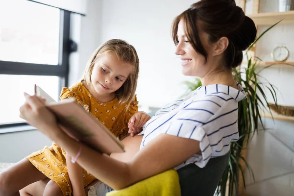 Chica Madre Embarazada Leyendo Libro Juntos Feliz Tiempo Familia — Foto de Stock