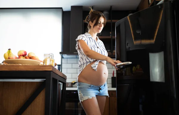 Jovem Bela Mulher Grávida Com Fome Procura Comida Geladeira — Fotografia de Stock