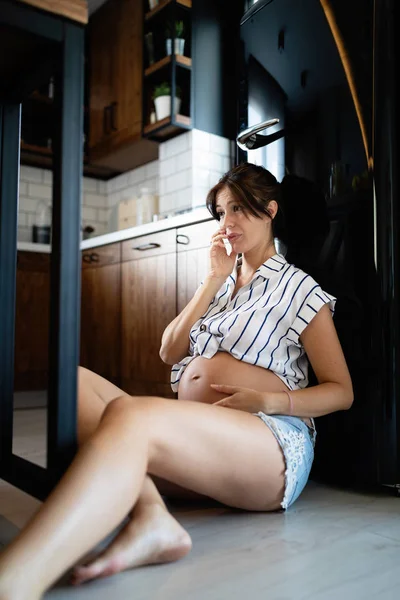 Mulher Grávida Jovem Com Fome Sentada Chão Cozinha Ansiando Por — Fotografia de Stock