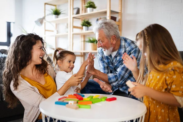 Fröhliche Fröhliche Familie Die Hause Spielt Und Zusammen Spaß Hat — Stockfoto