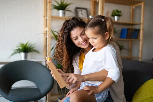 Hermosa Mujer Niña Jugando Juguetes Educativos Divertirse Casa — Foto de Stock