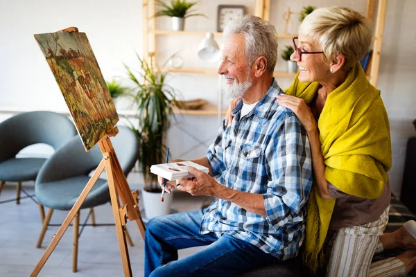 Liebevolle Fürsorgliche Senioren Entspannen Hause Reifer Mann Und Frau Verbringen — Stockfoto