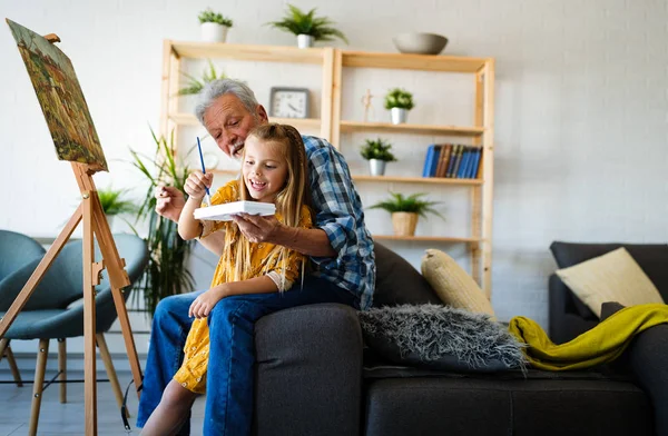 Großvater Verbringt Glückliche Zeit Mit Enkelin Älterer Mann Mit Kindermalerei — Stockfoto