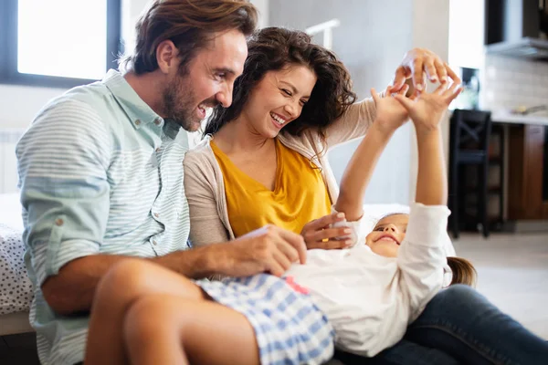 Gelukkig Glimlachende Familie Hebben Plezier Tijd Thuis — Stockfoto