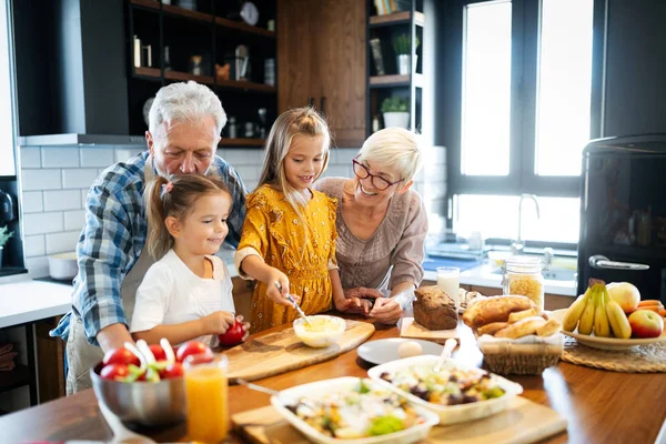 Sourire Heureux Grand Père Aider Les Enfants Cuisiner Dans Cuisine — Photo