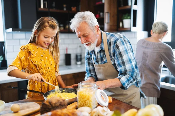 Glücklich Lächelnde Großeltern Die Spaß Mit Kindern Hause Haben — Stockfoto