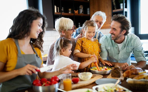 Dziadkowie Rodzice Dzieci Spędzają Szczęśliwy Czas Kuchni Koncepcja Gotowania Rodziny — Zdjęcie stockowe