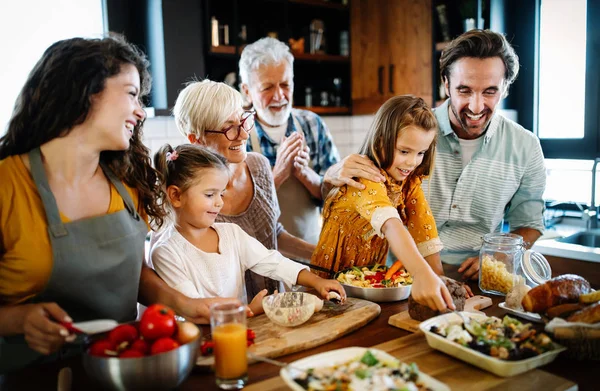 Grootouders Ouders Kinderen Brengen Gelukkig Tijd Door Keuken Familie Kookconcept — Stockfoto