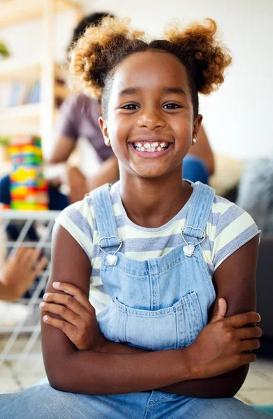 Hermoso Retrato Una Niña Negra Feliz Sonriendo — Foto de Stock