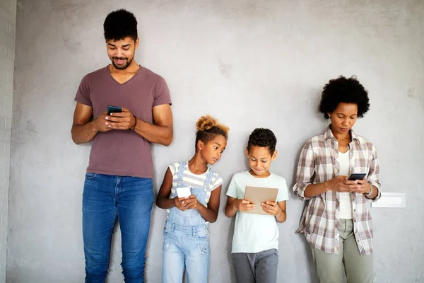 Família Africana Compartilhando Dados Privacidade Usando Dispositivos Digitais Telefones Tablets — Fotografia de Stock