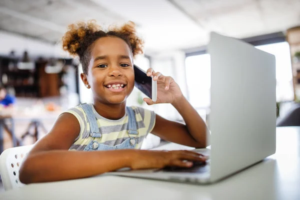 Heureux Les Enfants Passent Temps Avec Ordinateur Portable Technologie Moderne — Photo