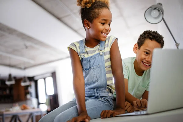 Щасливі Діти Проводять Час Ноутбуком Сучасними Технологіями Гра Навчання Весела — стокове фото