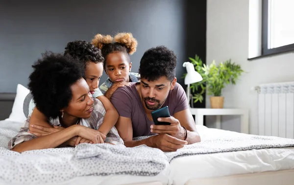 Feliz Familia Negra Disfrutando Pasar Tiempo Juntos Casa —  Fotos de Stock