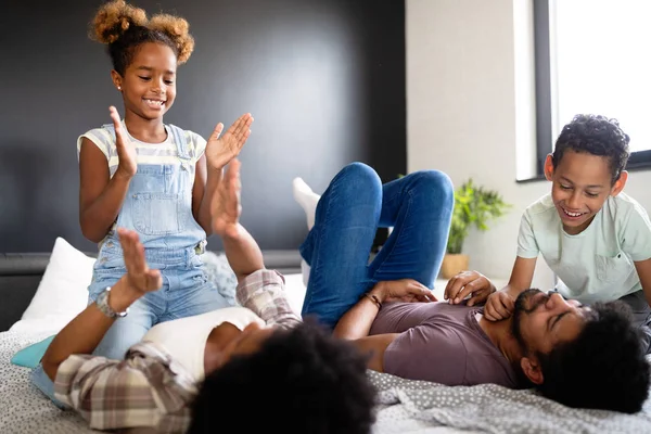Feliz Familia Negra Disfrutando Pasar Tiempo Juntos Casa —  Fotos de Stock