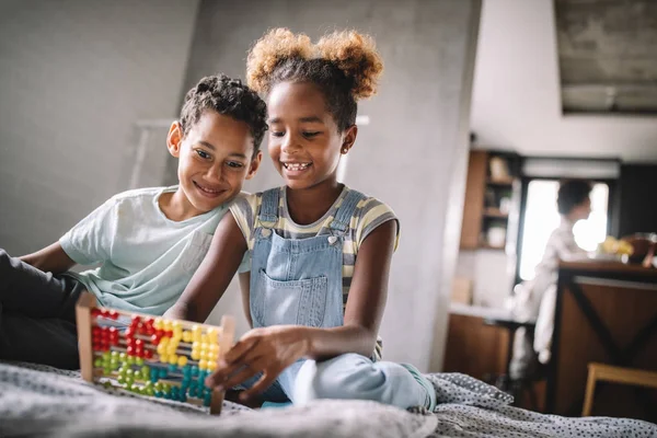 Kinder Bildung Plyaing Konzept Glückliche Kinder Die Sich Hause Unterhalten — Stockfoto