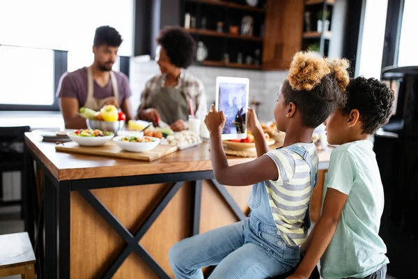 Heureuse Famille Afro Américaine Préparant Ensemble Des Aliments Biologiques Sains — Photo