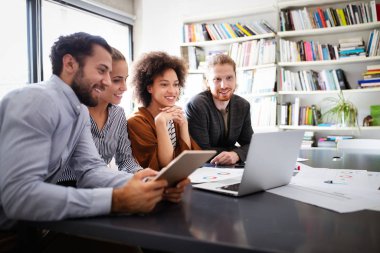 Yazılım mühendisleri şirkette proje ve programlama üzerinde çalışan insanlar