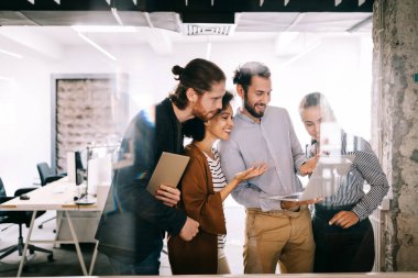 Ofisteki projede işbirliği yapan bir grup iş adamı.