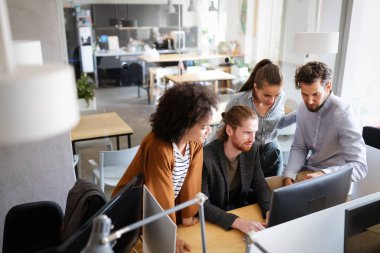 Şirket toplantısı sırasında neşeli iş arkadaşları ofiste.