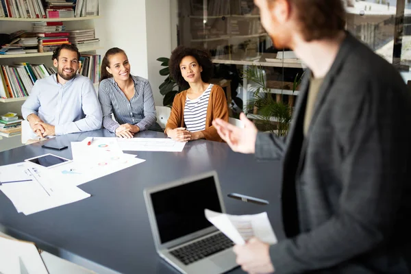 Sekelompok Orang Dalam Pertemuan Bisnis Membahas Ide Ide Kantor — Stok Foto