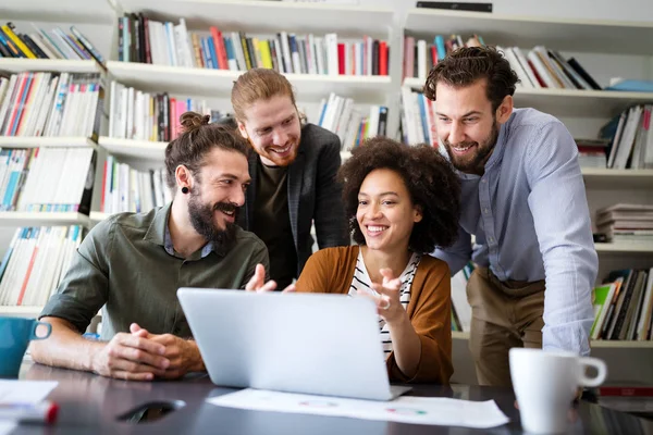 Compañía Exitosa Con Trabajadores Felices Reunión Negocios Concepto Oficina Trabajo —  Fotos de Stock