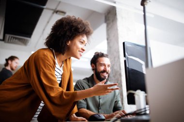 Bir yazılım geliştirme şirketinde çalışan programcılar